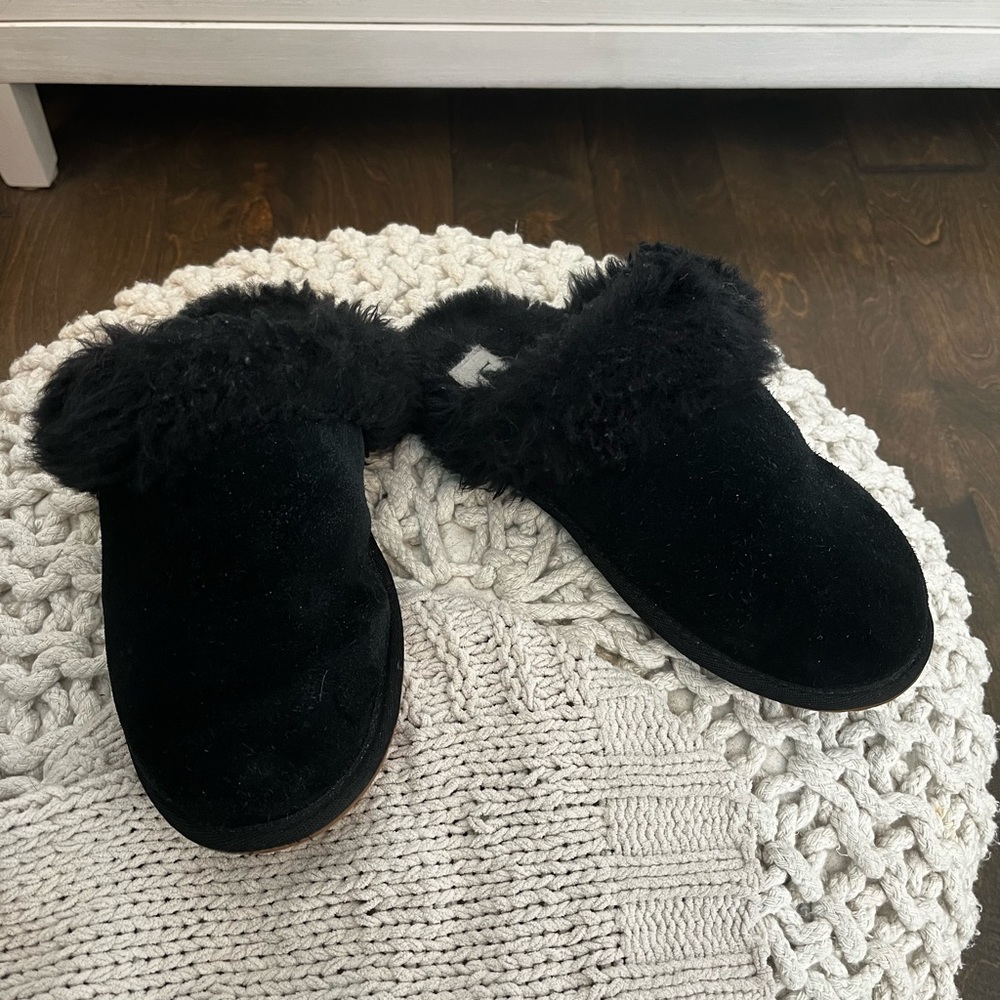 UGG Scuff Genuine Shearling Mule/Slipper. Size 6